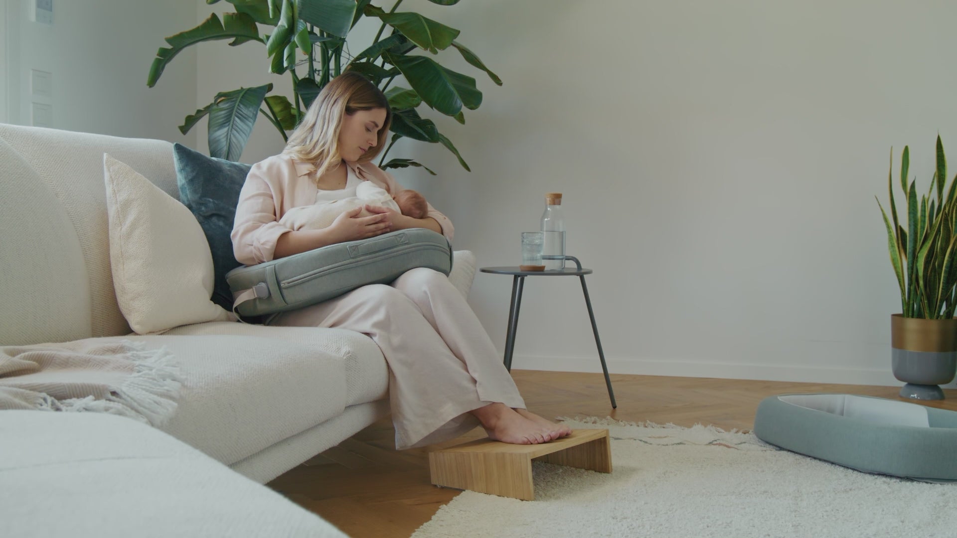 Inglesina elysia nursing pillow video hero d